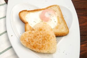 Receta de tostadas corazón con huevo