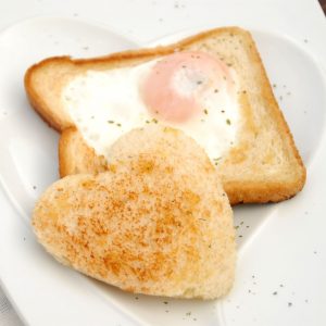Receta de tostadas corazón con huevo