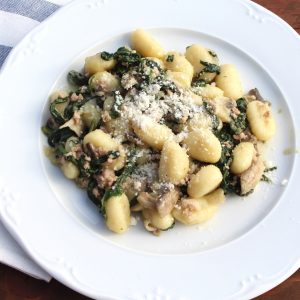 Receta de ñoquis con espinacas y salchichas frescas en Thermomix