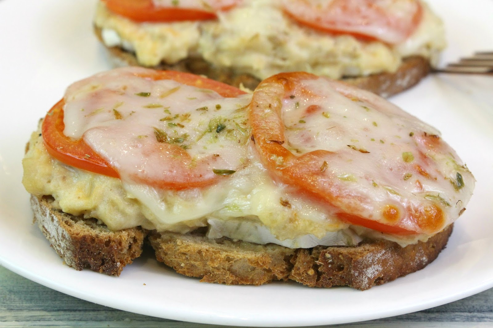 Receta de tosta o sandwich de atún, tomate y queso