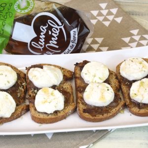 Receta de tostas de cebolla caramelizada con queso de cabra y toque de miel