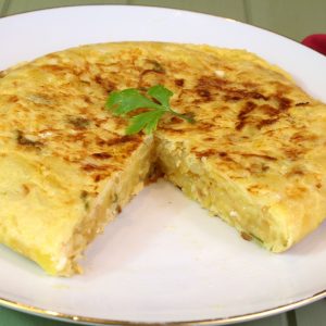Receta de tortilla de patata con bacalao y cebolla caramelizada