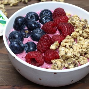 Smoothie bowl de frutos rojos y granola