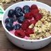 Smoothie bowl de frutos rojos y granola