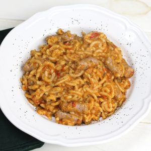 Receta de fideuá de salchichas frescas con Mambo