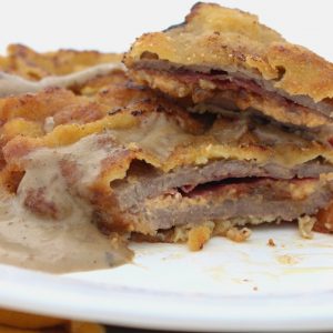 Receta de cachopines de jamón ibérico, queso afuega'l pitu y cebolla caramelizada con salsa de setas
