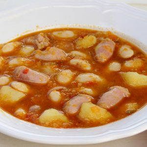 Receta de judiones de la granja con salchichas frescas en Thermomix