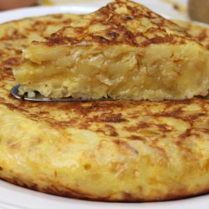 Receta de tortilla de patata con cebolla caramelizada y queso de cabra