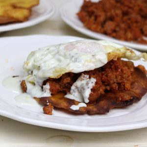 Receta de tortos de maíz con picadillo, huevo y salsa cabrales