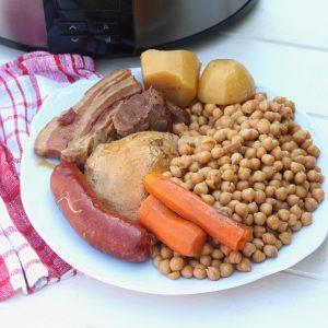 Cocido de garbanzos básico en olla de cocción lenta