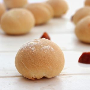 Receta de mini bollitos preñaos de chorizo en Mambo