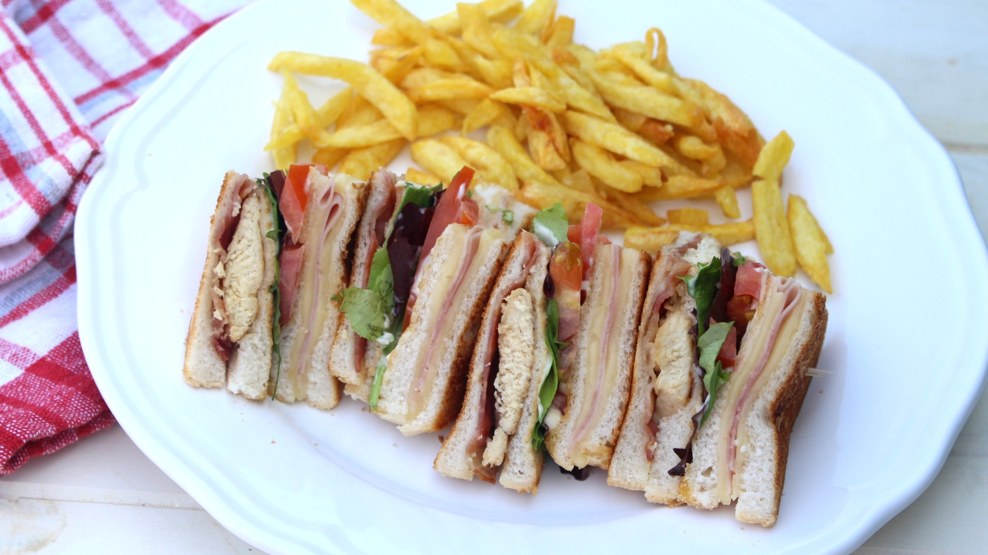 Sandwich club casero - El más famoso del VIPS - Saltando la dieta