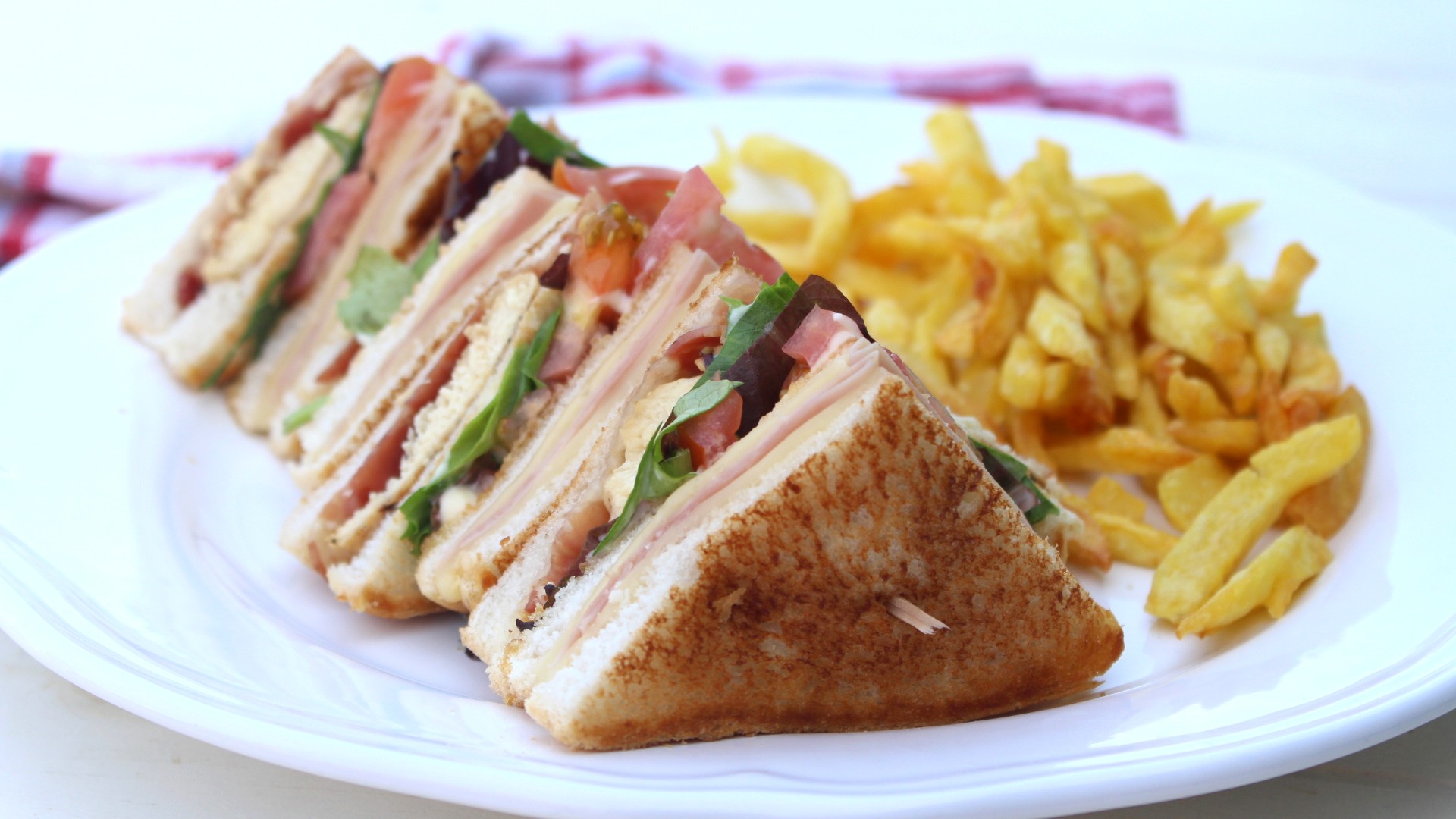 Sandwich club casero - El más famoso del VIPS - Saltando la dieta