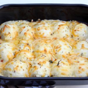 Huevos rellenos de carne gratinados al horno