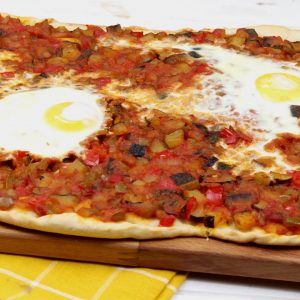 Receta de coca de pisto con huevo