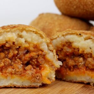 Receta de bombas de patata rellenas de carne