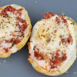 Receta de patatas rellenas de huevo, chorizo y queso