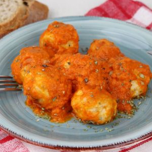 Receta de albóndigas de pollo con salsa de tomate en Mambo