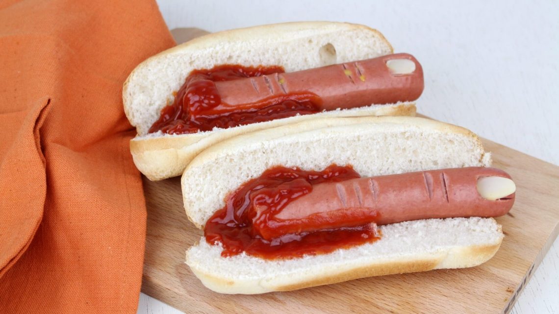 Receta de Hot Dog de Halloween con dedos ensangrentados.