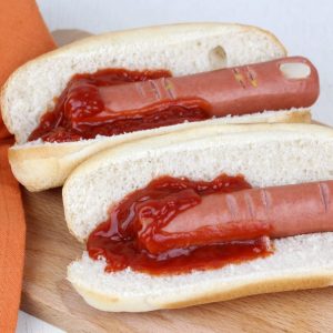 Receta de Hot Dog de Halloween con dedos ensangrentados.