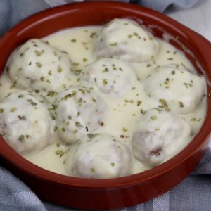 Receta de albóndigas en salsa de nata con Mambo