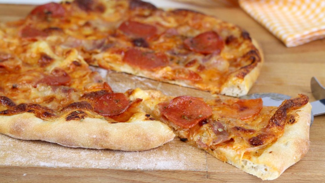 Receta de masa de pizza casera y pizza de pepperoni con Thermomix