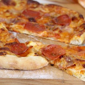 Receta de masa de pizza casera y pizza de pepperoni con Thermomix