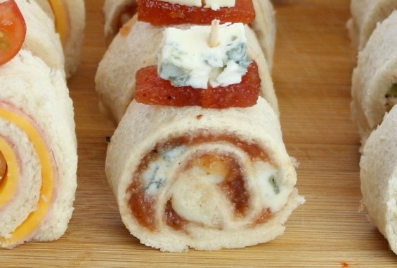 canapes enrollados queso azul membrillo Canapés enrollados de pan de molde